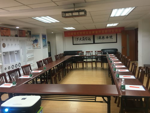 三雄極光公司領導蒞臨廣順就深圳市場及產品升級分析進行研討